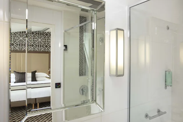 Connecting, King Bed, 1 Queen and 1 Single Bed, Phileas Lazare Spa 3/4