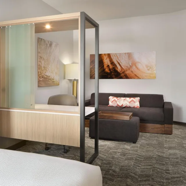 جناح بسرير كينج مع سرير سحّاب إضافي مع أريكة لذوي الإعاقة، SpringHill Suites Jacksonville Baymeadows 2/4