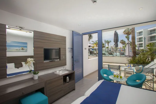 غرفة سوبيريور بإطلالة على المسبح بشرفة، Limanaki Beach Hotel & Suites 1/1