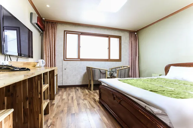 غرفة بسرير مزدوج، Green And Blue Hotel 1/1