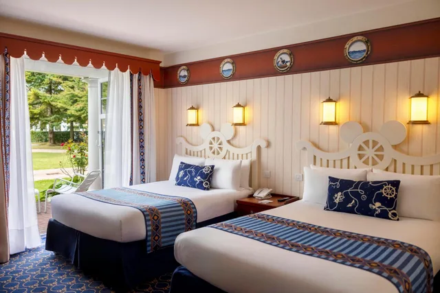 غرفة سوبيريور بسريرين كوين بشرفة، Disneys Newport Bay Club 1/3