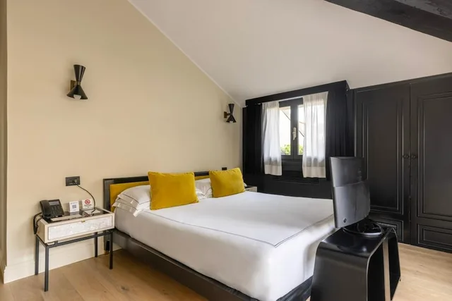 غرفة سوبيريور بسرير كينج بإطلالة على المدينة بشرفة، Roma Luxus Hotel 1/9