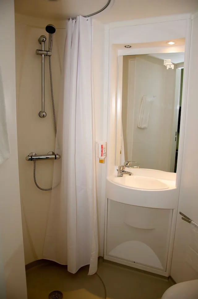 غرفة رباعية بسرير مزدوج وسريرين منفصلين، Motel X 3/4