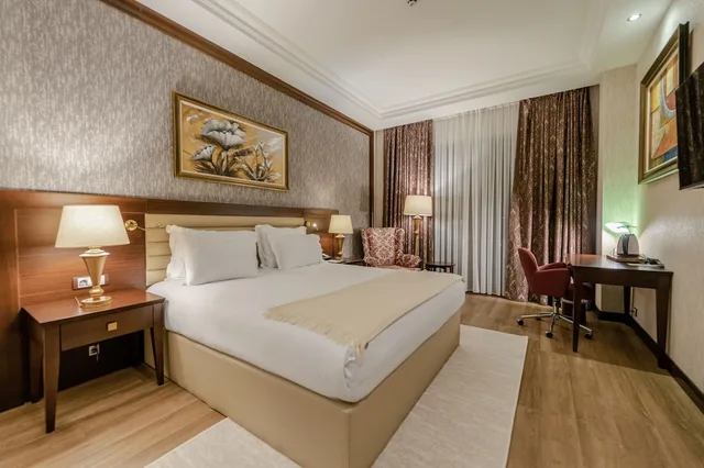 غرفة ديلوكس بسرير كينج بإطلالة على الجبل، Wellborn Luxury Hotel 4/10