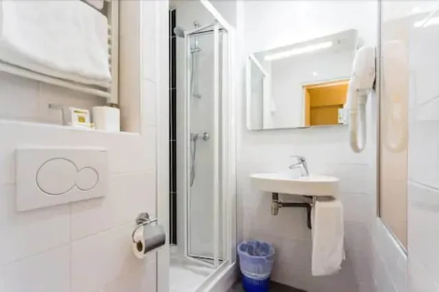 غرفة رباعية بسرير كوين وسريرين منفصلين بحمام خاص في الطابق الأرضي، HOTEL BONSEJOUR MONTMARTRE 3/3