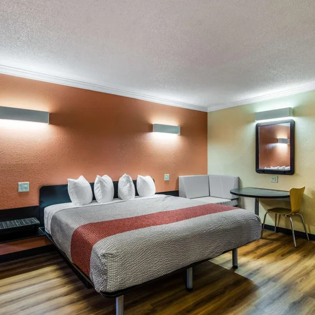 غرفة بسرير كوين، Motel6 Libertyville, IL 8/10