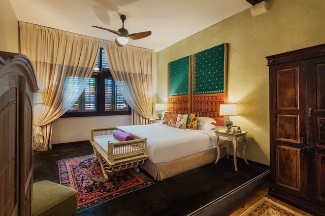 Deluxe, King Bed, Campbell House 3/5