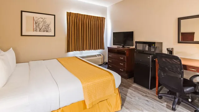 غرفة بسرير كينج، SureStay Hotel by Best Western Orange 2/3