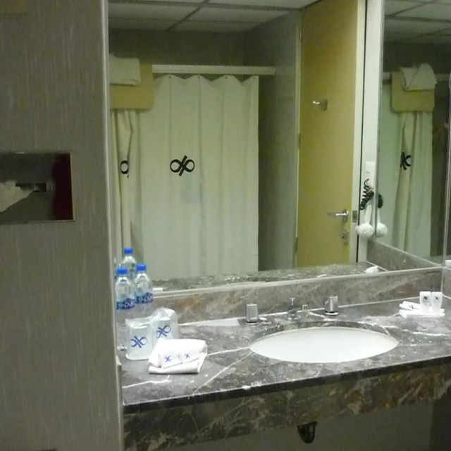 جناح جونيور، Bristol Hotel 9/10