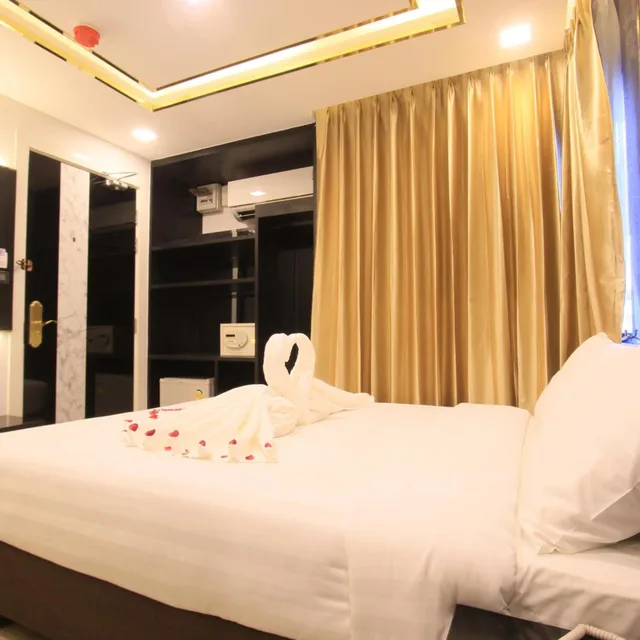 غرفة ديلوكس بسرير كينج وسرير كوين، Pratunam Atrium Hotel 3/10