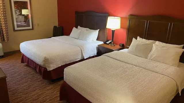 جناح بسريرين كوين مع أريكة بمطبخ صغير، Hampton Inn Altoona 2/10