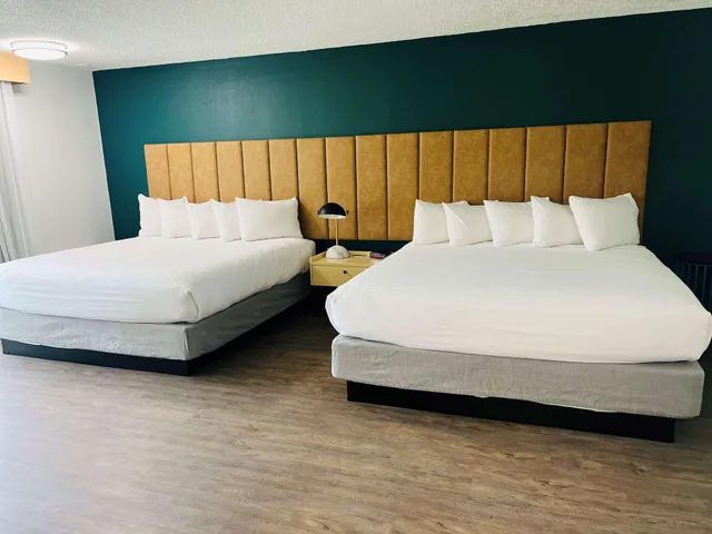 غرفة بسريرين كوين بإطلالة على الفناء بشرفة، Best Western Portland West Beaverton 4/10