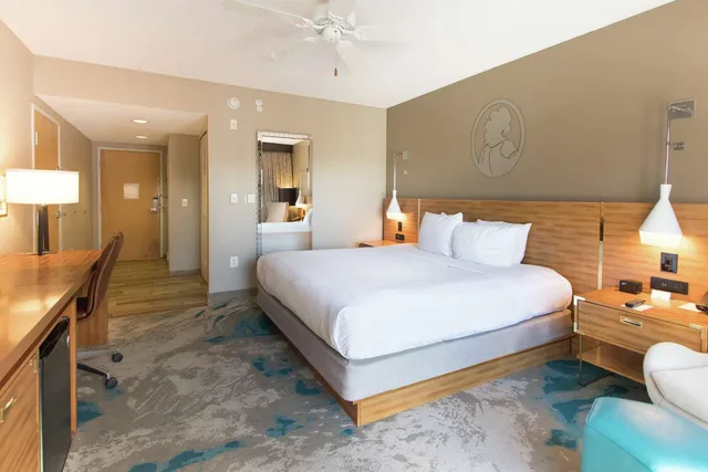 غرفة بسرير كينج بحوض استحمام لذوي الإعاقة، DoubleTree Resort by Hilton Hotel Grand Key - Key West 1/4