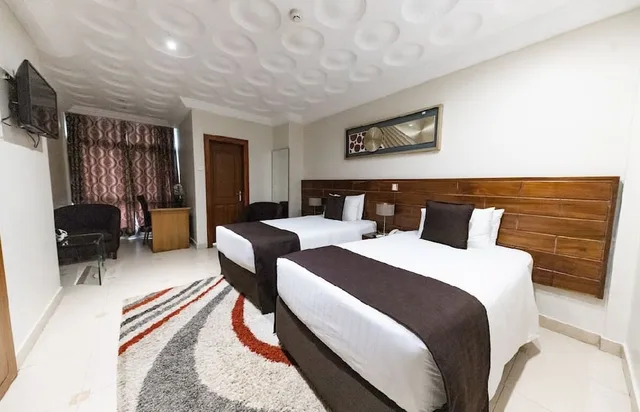 غرفة بسريرين منفصلين، Airport West Hotel 1/10