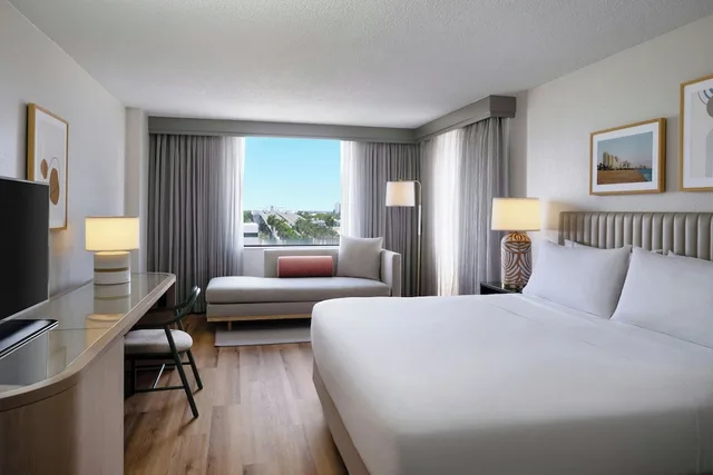 غرفة بسرير كينج لذوي الإعاقة، Renaissance Fort Lauderdale Marina Hotel 1/2