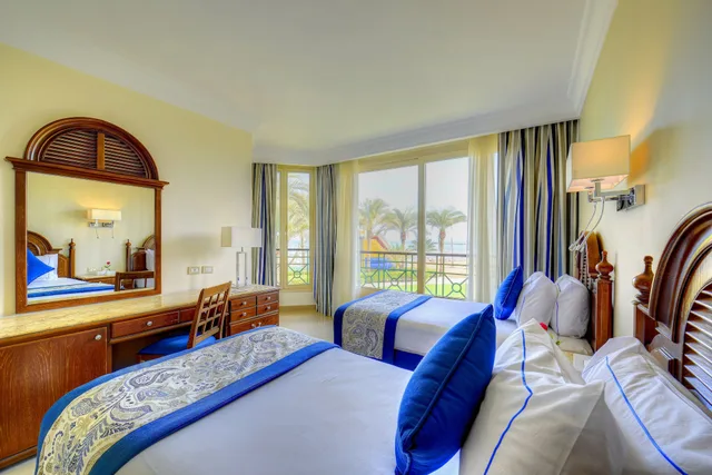 غرفة ديلوكس بسرير كينج بإطلالة على المسبح، Stella Di Mare Grand Hotel 4/6