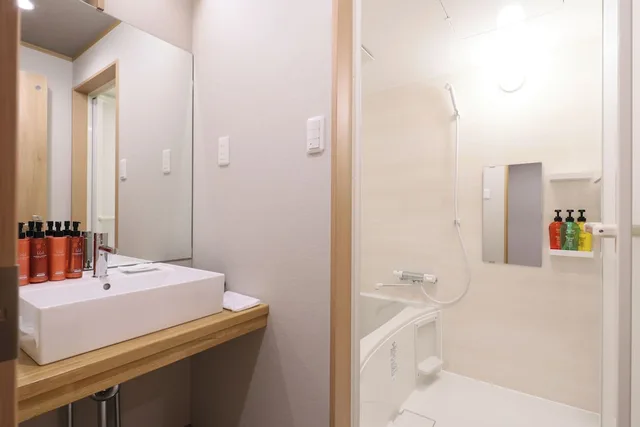 غرفة يابانية غربية بفرشتي فوتون وثلاثة أسرّة بحوض استحمام، Kamikochi Hotel 2/2