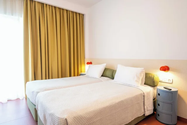 غرفة بسريرين منفصلين وسرير كينج بإطلالة على المسبح، Orion Hotel 5/10