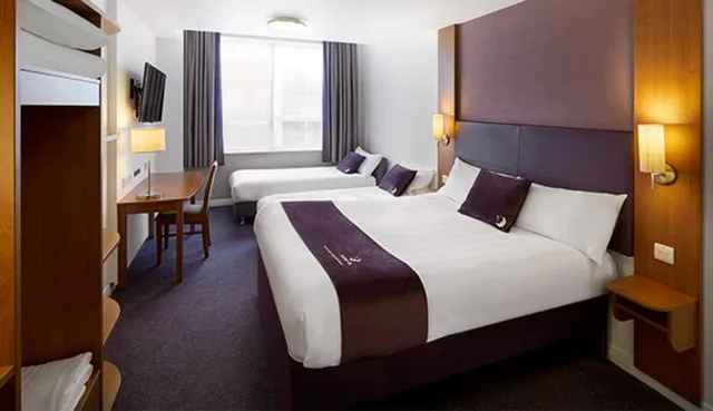 غرفة بسرير مزدوج لذوي الإعاقة، Premier Inn Swindon North 1/1