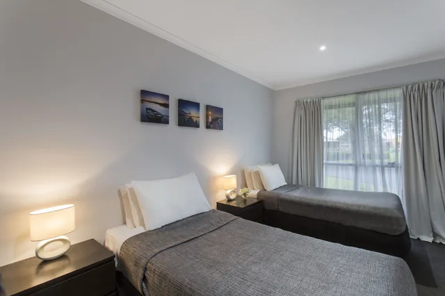 شقة بسرير كوين وسريرين فرديين بمطبخ، Best Western Colonial Village Motel 1/5