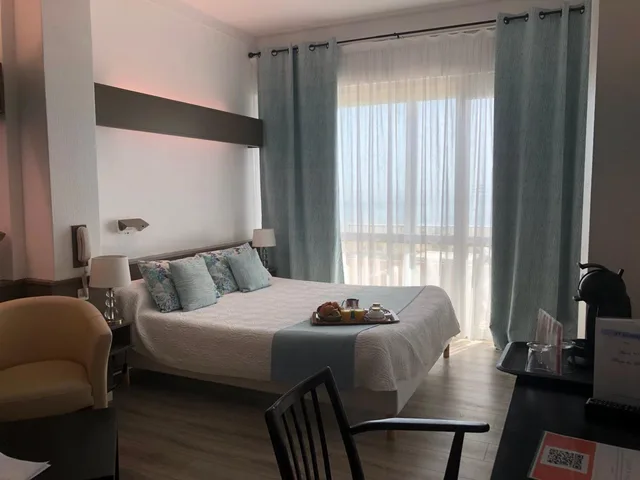 غرفة سوبيريور بسرير مزدوج بإطلالة على البحر بشرفة، Hôtel Plage Des Pins 3/5