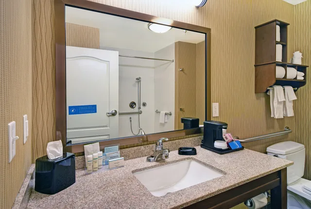 غرفة بسرير كينج لذوي الإعاقة، Hampton Inn and Suites Milwaukee Franklin 2/5