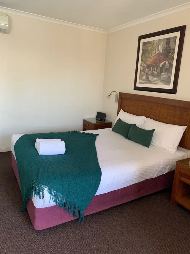غرفة ديلوكس بسرير كوين بمطبخ صغير، Armidale Pines Motel 3/4