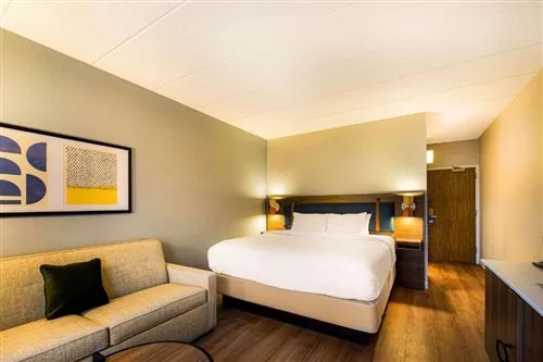 غرفة بسرير كينج مع أريكة، Sonesta Select Philadelphia Airport 1/9