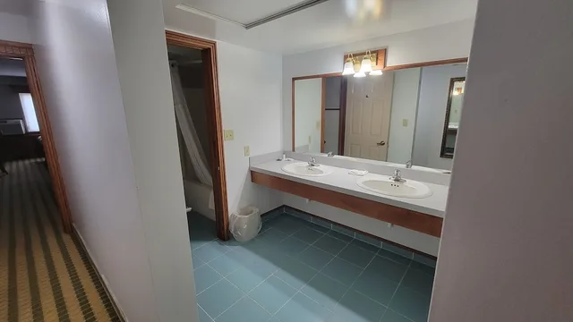 جناح بسريرين كوين مع أريكة، Ramada by Wyndham Saginaw Hotel and Suites 3/3