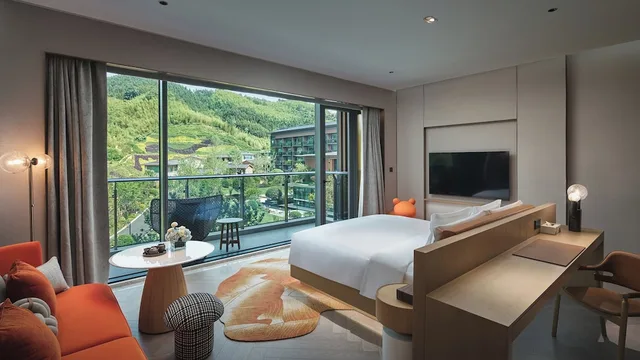 غرفة بريميوم بسرير كينج بإطلالة على الجبل، Hotel Indigo Hangzhou Tianmushan by IHG 1/4