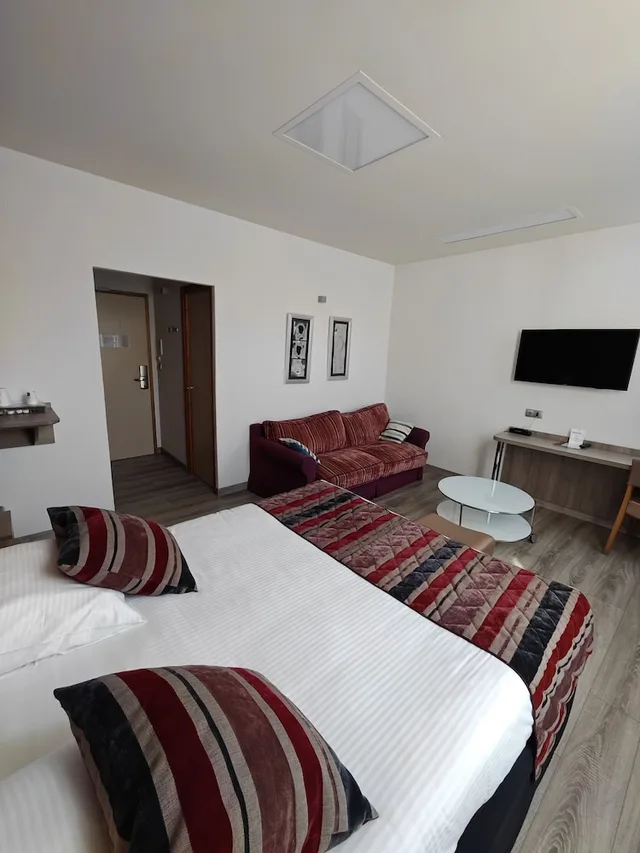 Superior, Quadruple, Queen Bed, Sofa, Hotel the Originals Sens Archotel 1/8