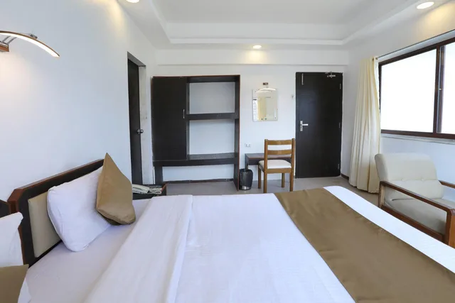 Executive, Sunrise Hill Resort 1/2