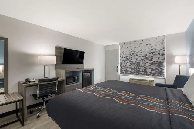 Room, King Bed, Accessible, Rodeway Inn Cleveland TN 6/8