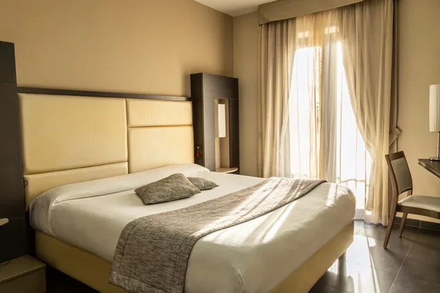 غرفة ثلاثية، Hotel Premiere 1/6
