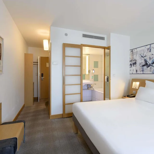 Standard, King Bed, Sofa, Novotel Aachen City Hotel 7/10