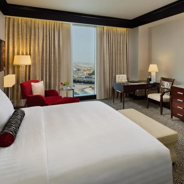 غرفة تنفيذية تنفيذية بسرير كينج مع دخول الصالة، فندق كمبينسكي العثمان الخبر(Kempinski Al Othman Hotel) 1/6