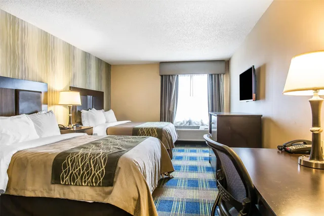 Room, 2 Queen Beds, Comfort Inn and Suites Meriden 1/2