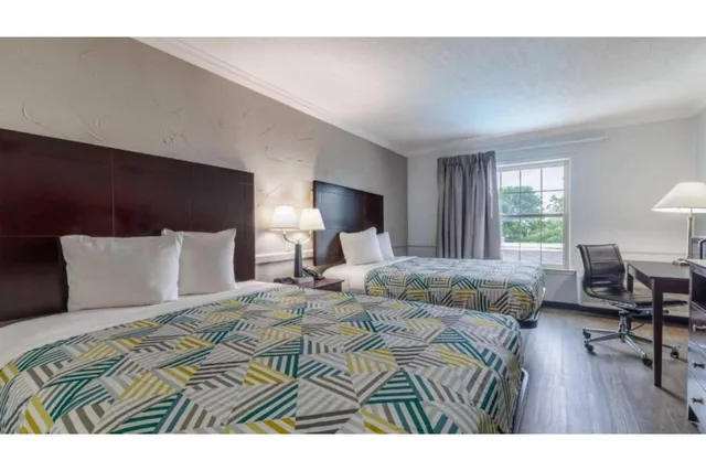 2 Queen Beds Mobility Accessible Tub, Smk، Motel6 Dallas, TX - Downtown 2/10