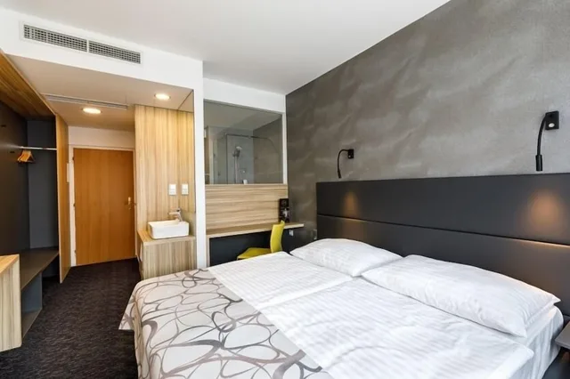 غرفة ديلوكس بسرير كوين، Harmony Club Hotel Ostrava 1/3