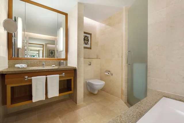 غرفة بسرير كينج بشرفة بإطلالة، Doubletree by Hilton Muscat Al Waha 3/4