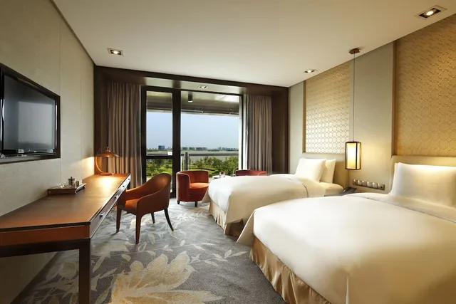غرفة قياسية بسريرين منفصلين بإطلالة على الحديقة، CROWNE PLAZA HOTEL XUZHOU DALONG LAKE 1/1