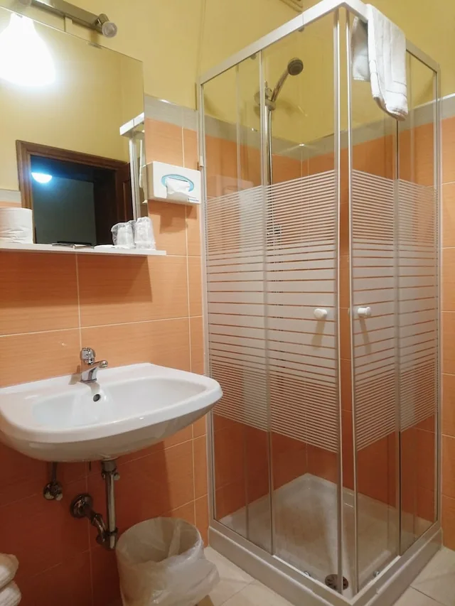غرفة رباعية بسرير مزدوج وسريرين منفصلين، Giappone Inn Parking Hotel 7/10