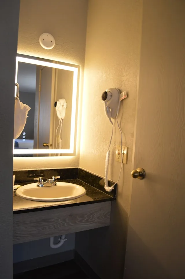 Room, King Bed, Garden Floor، Travelodge by Wyndham Colorado Springs Airport/Peterson AFB 4/4