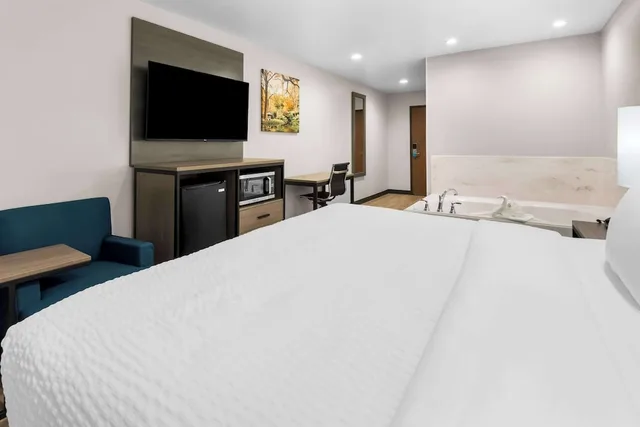 غرفة قياسية بسرير كينج بحوض جاكوزي، Clarion Pointe Fort Worth East - Arlington 3/6