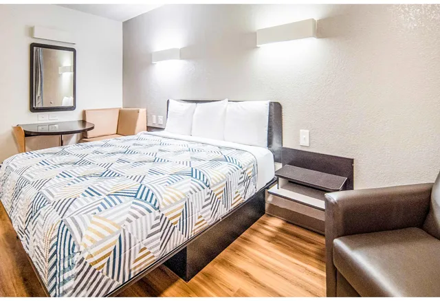 غرفة بسرير كينج للمدخنين، Motel6 Addison, TX - Dallas 1/2