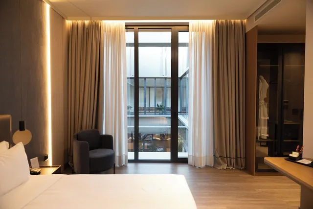 غرفة سوبيريور بسرير كينج بإطلالة على المدينة بشرفة، Grand Duka Hotel & Spa 10/10