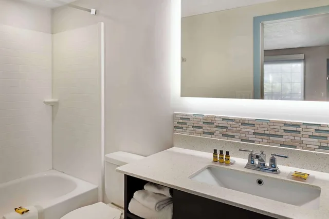 جناح بسرير كينج، Best Western Plus St. Simons 4/6