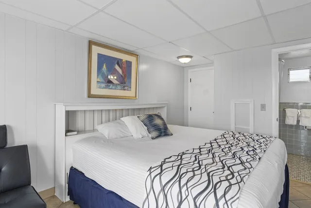 غرفة بفراش فوتون وسرير كينج وسرير فردي، Mt Royal Motel 1/4