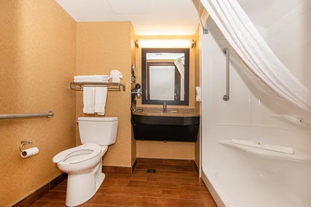 غرفة بسرير كينج وسرير كوين لذوي الإعاقة، Quality Inn and Suites Val d Or, QC 4/5