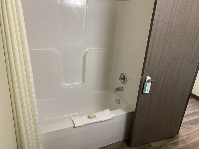 غرفة بسريرين كوين، Cobblestone Inn & Suites - Forest City 16/16